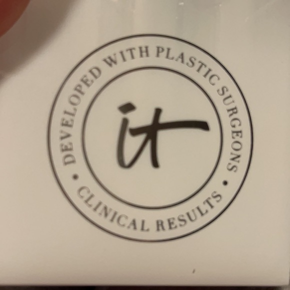 new still in box it cosmetics foundation brush. - Picture 2 of 6